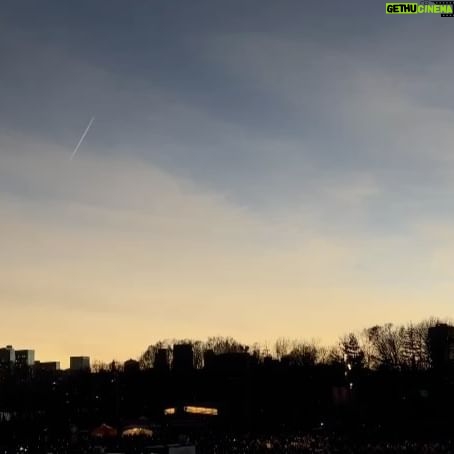 Yannick Nézet-Séguin - 1.9K Likes - L’éclipse du siècle à Montréal! 🌒 Nous sommes très fiers d’avoir participé à cet évènement historique qui a rassemblé une foule immense au @parcjeandrapeau aujourd’hui. Merci à @espacepourlavie d’avoir invité l’OM et @nezetseguin à jouer pendant les précieuses minutes avant l’éclipse totale et à accompagner la grande Diane Dufresne. Un moment inoubliable! 🌙🤍 Y étiez-vous?
