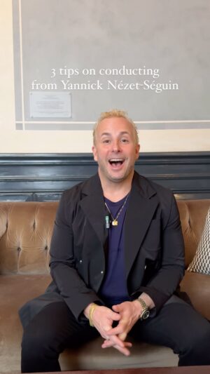 Yannick Nézet-Séguin Instagram - Conducting crash course with @nezetseguin 🎶 #conducting #concertgebouw #dirigent #maestro #conductor