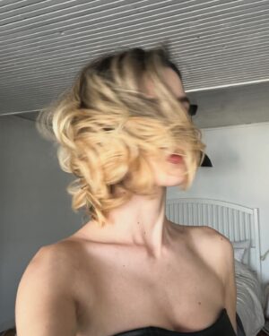 Yaprak Medine Instagram - sular bulanırken
aklıma ben
saklanırım