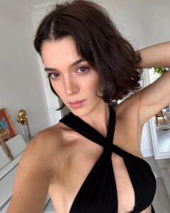 Yaprak Medine Most Liked Photos and Posts