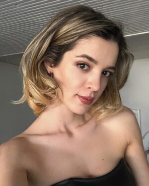 Yaprak Medine Instagram - sular bulanırken
aklıma ben
saklanırım
