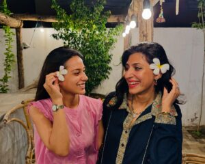 Yasir Hussain Instagram - Me my lovely wife old friends flowers and Ali’s music was Cherry 🍒 on the top 
🌺 🎶 🌱 
Swipe left for 🎵 

#dinner #chats #music #friends #life #love