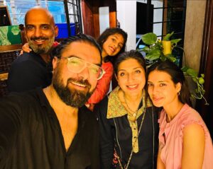 Yasir Hussain Instagram - Me my lovely wife old friends flowers and Ali’s music was Cherry 🍒 on the top 
🌺 🎶 🌱 
Swipe left for 🎵 

#dinner #chats #music #friends #life #love