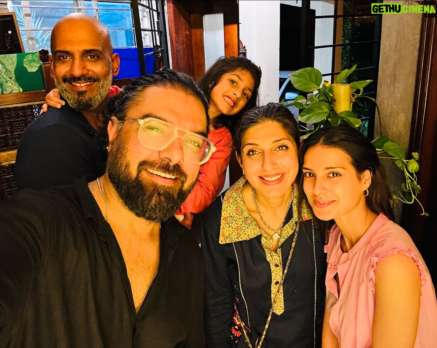 Yasir Hussain - 46.5K Likes - Me my lovely wife old friends flowers and Ali’s music was Cherry 🍒 on the top
🌺 🎶 🌱
Swipe left for 🎵
#dinner #chats #music #friends #life #love
