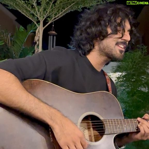 Yasir Hussain - 46.5K Likes - Me my lovely wife old friends flowers and Ali’s music was Cherry 🍒 on the top
🌺 🎶 🌱
Swipe left for 🎵
#dinner #chats #music #friends #life #love
