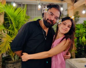 Yasir Hussain Instagram - Me my lovely wife old friends flowers and Ali’s music was Cherry 🍒 on the top 
🌺 🎶 🌱 
Swipe left for 🎵 

#dinner #chats #music #friends #life #love