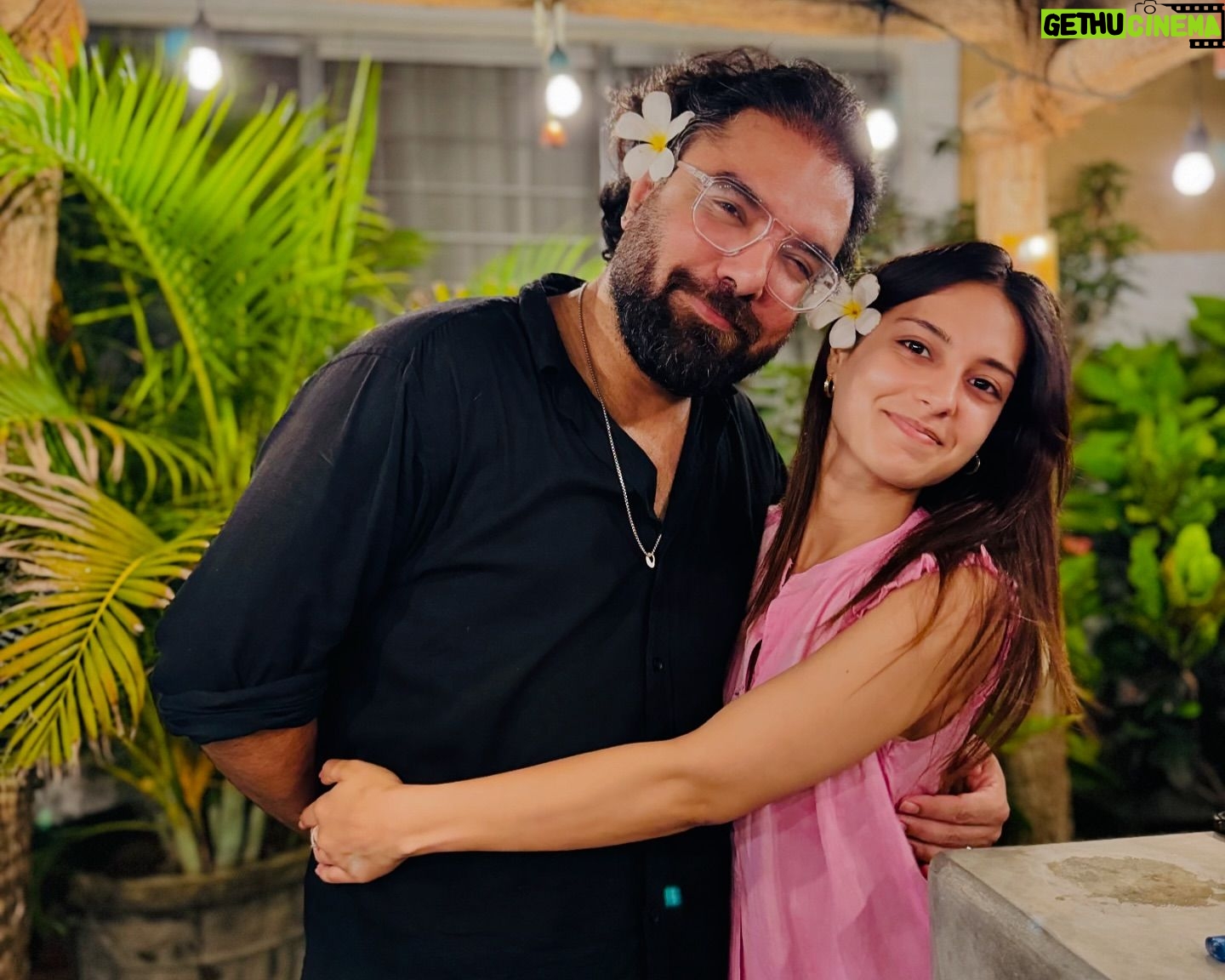 Yasir Hussain - 46.5K Likes - Me my lovely wife old friends flowers and Ali’s music was Cherry 🍒 on the top
🌺 🎶 🌱
Swipe left for 🎵
#dinner #chats #music #friends #life #love