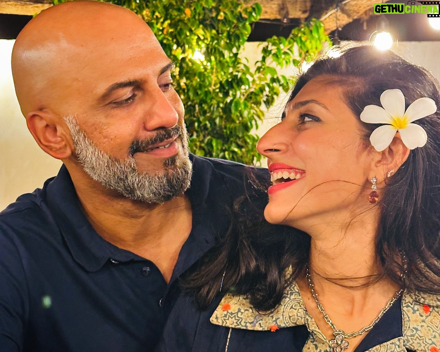 Yasir Hussain - 46.5K Likes - Me my lovely wife old friends flowers and Ali’s music was Cherry 🍒 on the top
🌺 🎶 🌱
Swipe left for 🎵
#dinner #chats #music #friends #life #love