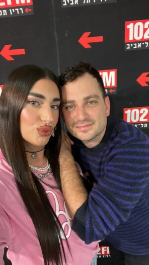 Yedidia Vital Instagram - אוריאן ספיבק הגיעה אל #המניפה כדי להעביר לכולנו שיעור בג-א-ווה בלתי מתנצלת! אני שרוף 🪭🏳️‍🌈
.
.
🏳️‍⚧️ @orianspivak 
🌈@tlv_lgbtq_center 
🎙️ @102fm 
📹 @almog_58
👯 @tal_nissan14

 #אוריאןספיבק #פודקאסטהמניפה