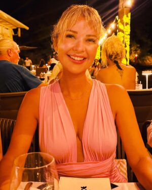 Yeliz Doğramacılar Instagram - 💖 Pembeler aşkına muhteşem bir an da muhteşem @ayacollection.ch ✨yine mi güzeliz yine mi 🌸 @onnobedrirahmi de 🌙
#tavsiye #holiday #göcek #tekne #tatil #öneri #summer