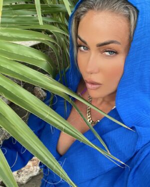 Yeliz Yeşilmen Instagram - Beni üzecek gücü sana verdiğim için kendimden özür dilerim demiş Fransız Kafka…….Ne doğru bi söz. Şahsen ben acı çeke çeke çeke büyüdüm olgunlaştı ben artık oldum bundan sonra hiç kimsenin beni üzmesine izin vermemeye karar verdim keşke bu kararı 20 yıl önce verseydim ama olsun hayatımda beni üzen herkese çok teşekkür ediyorum onlar sayesinde ben bugün olgun mantıklı oturaklı bir kadın oldum. peki benimle aynı düşünenler var mı çok üzülüp pişenler var mı ya da çok üzülüp pes edenler var mı? #yelizyeşilmen #instgram #instagood #kuantum #çeşme #travel #çocuklugezginyelo #öneçıkar #keşfet  #mesmuditaçeşme