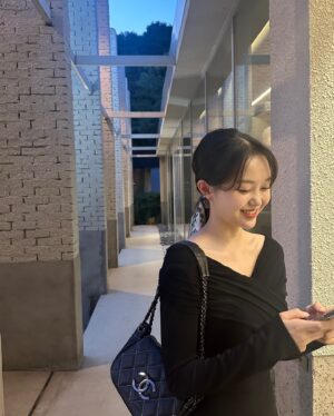 Yeo Joo-ha Instagram - 스타일링 변화를 줘봤어🖤

올 여름도 유나쌤과 함께☀️
.
.
.
@graceu_official 
요즘 애정하는 브랜드, 프라이빗세일 50% 진행한대
좋은건 널리널리➰