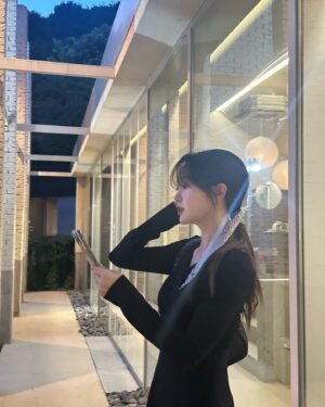 Yeo Joo-ha Instagram - 스타일링 변화를 줘봤어🖤

올 여름도 유나쌤과 함께☀️
.
.
.
@graceu_official 
요즘 애정하는 브랜드, 프라이빗세일 50% 진행한대
좋은건 널리널리➰