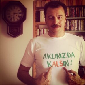 Yetkin Dikinciler Instagram - Bugün 21 haziran... En uzun gün... Bugün 21 Haziran Dünya ALS Günü... Kendi bedeninde hapsolan, ama sonuna kadar özgür yaşamaya, yaşatmaya çalışanların günü... #aklinizdakalsin bugünü daha da uzatmak sizin elinizde... #als #alsmnh www.als.org.tr