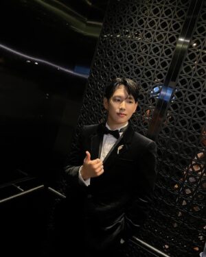 Yim Si-wan Instagram - 제가 어제 경황이 없어 무대에서 정작 전하고픈 이야기와 마음을 충분히 전하지 못해 아쉽고 걱정스러운 마음에 제 마음을 글로나마 남겨봅니다.

소년시대 드라마를 만나 제 안의 찌질한 모습을 가감 없이 보여드릴 수 있었습니다. 그리고 그런 모습이 담긴 소년시대를 많은 분들이 좋아해 주신 것을 깨닫고 비로소 부족하고 찌질한 제가 조금이라도 더 나아지기 위해 열심히 해왔던 모습이 바로 제 진짜 본모습이었다는 확신이 생겼습니다.

저의 긴 성찰의 끝에 명쾌한 해답이 되어준 소년시대 드라마 정말 감사한 연이라 생각하고 감사한 작품이 존재할 수 있게 힘써주신 모든 분들께 감사드리고 싶습니다.

소년시대와 병태에게 많은 응원 주셔서 다시 한번 감사드리며, 부족한 저에게 보내주신 아낌없는 애정에 감사드립니다.