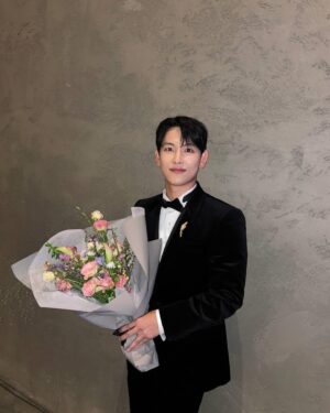 Yim Si-wan Instagram - 제가 어제 경황이 없어 무대에서 정작 전하고픈 이야기와 마음을 충분히 전하지 못해 아쉽고 걱정스러운 마음에 제 마음을 글로나마 남겨봅니다.

소년시대 드라마를 만나 제 안의 찌질한 모습을 가감 없이 보여드릴 수 있었습니다. 그리고 그런 모습이 담긴 소년시대를 많은 분들이 좋아해 주신 것을 깨닫고 비로소 부족하고 찌질한 제가 조금이라도 더 나아지기 위해 열심히 해왔던 모습이 바로 제 진짜 본모습이었다는 확신이 생겼습니다.

저의 긴 성찰의 끝에 명쾌한 해답이 되어준 소년시대 드라마 정말 감사한 연이라 생각하고 감사한 작품이 존재할 수 있게 힘써주신 모든 분들께 감사드리고 싶습니다.

소년시대와 병태에게 많은 응원 주셔서 다시 한번 감사드리며, 부족한 저에게 보내주신 아낌없는 애정에 감사드립니다.