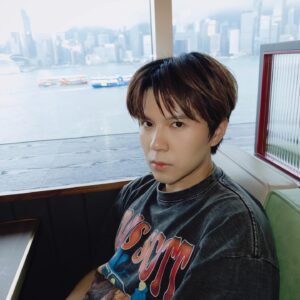 Ying Chi Yuet Instagram - 很久不見了。
自閉了一段長時間。
之前一直好唔開心收埋自己，睇醫生食埋藥。
為人生尋找一些快樂，亂食野肥左好多好多，
一嘢重左12公斤。
現在已經調整好狀態，多做運動、多睇書、多學習，
明白到別人的嘴巴講咩都好，不要被人影響到，
不要被人標籤到，身邊嘅朋友了解我，
做好自己，對得住自己就夠，
搵到自己目標，重拾翻當年自虐的心態。
我捱過了，加油。
報喜不報憂。
Focus🫡❤️Bye!

#瘦翻不少了
#關關難過關關過 
#唔需要同其他人交代