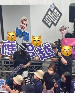 Ying Chi Yuet Instagram - 2023年度叱咤樂壇流行榜頒獎典禮記招
出盡力笑😿真係笑唔出
水晶車廂很恐怖
嚇到想嘔🤮
離開車廂即刻開心返😮‍💨🤪

感謝大家到場支持😽❤️

Hairstylist @cyruschuk_hairpage 
Makeup artist @lulee_makeup_artist 
Stylist @m.mmmatthew 
Wardrobe @yoke_tokyo @domrebel from @harveynicholshk
Shoes @louboutinworld