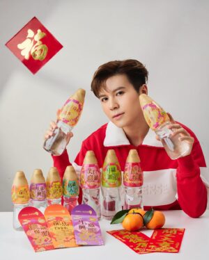 Ying Chi Yuet Instagram - 🧨🧨農曆新年又到，大家預備好慶祝新年未？我就已經預備好開工利是🧧，希望我嘅工作夥伴心想事成，身體健康！
屈臣氏蒸餾水今年亦特別推出🐉新春限定版包裝，8款不同嘅樽身設計寫咗唔同嘅「臣」龍開運願望，其中1款仲係隱藏版，大家係時候要飲多啲水，召喚「臣」龍現身喇！🐲🐲

想喺龍年開個靚頭嘅話，咁就要參加埋佢哋嘅推廣活動喇！凡購買屈臣氏指定飲品，再以「分分有禮‧滴滴賞」手機應用程式內嘅二維碼掃瞄器，掃瞄飲品樽蓋或拉環之二維碼，仲可以參加抽獎，有機會得到價值$38,000 嘅999足金「臣」龍🐲擺設 ！

而家喺7-Eleven、OK便利店或百佳網店購買屈臣氏飲品滿指定金額，仲可以獲得精美利是封🧧一包，我就最想收到 『龍馬「drink」神』利是喇，留言話我知你想收到邊款啦！

百佳網店:https://www.pns.hk/zh-hk/promo/WatsonsWater
屈臣氏網店: https://www.watsons.com.hk/zh-hk/promo-watsonswater_flagship_store

立即叫埋親朋戚友一齊參加，有獎齊齊中啦🎉：https://ww-fun.com/hk/cny_game_details
活動受條款及細則約束，詳情請參閱：https://ww-fun.com/hk/details/2445

#屈臣氏蒸餾水 #WatsonsWater #臣龍獻水迎新歲 #CNY2024 #龍年運程 #WeCare #嘟樽蓋贏巨獎 #贏獎品