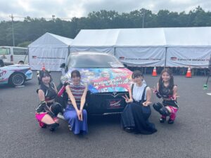 Yoko Hikasa Instagram - 🏎️

富士スピードウェイ！
スーパーフォーミュラ！！
行ってまいりました〜！

私としーたむは実況解説ゲストにもお邪魔しました✨
私はKYOJOCUP担当でしたが、
初めてのレース！初めての映像！
初めてだらけで、うわ〜しか言ってなかったらしい笑
ハイスピレーシングの清水さん前田さんも
精一杯の走りを見せてくださり、
応援にも熱がこもりました〜！！！

さらにフォーミュラでは
無限さんのピットで観戦させていただき、
間近でスタートを見たり、タイヤ交換を見ました。
もうね、すごすぎて、うわ〜ですよ。
語彙力を失うほどの空気感と感動にただ圧倒。
鳥肌が立つほどのプロの仕事。
レースは1人の力ではなく、
チーム全員の力と戦略あってこその
勝利とドラマが生まれるのだそう。
斎藤選手、坪井選手おめでとうございます！
（2人はご夫婦だそうですよ！！❤️）
そしてさとれん選手も怒涛の追い上げ！
ラジオなどでお世話になってるから
ついつい応援にも力が入ってしまいます☺️

アフターパーティではこの熱い感想を
ぶつけまくってしまいました！
応援の旗（うちわ）私にもいつも届いてるよ！
ありがとう✨

暑い熱い夏をありがとうございました！！！
これからもモーターレースと
ハイスピをよろしくです✨

#ハイスピ 
#スーパーフォーミュラ 
#kyojocup 
#和泉風花 
#井澤詩織  @shiori_izawa0201 
#ハイスピレーシング
#チルアウト 
#佐藤蓮 選手