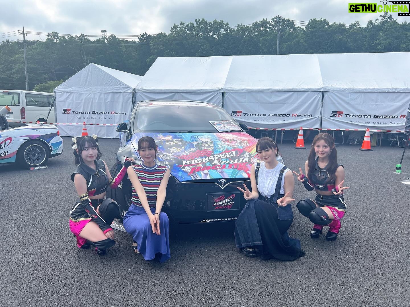 Yoko Hikasa - 7.6K Likes - 🏎️
富士スピードウェイ!
スーパーフォーミュラ!!
行ってまいりました〜!
私としーたむは実況解説ゲストにもお邪魔しました✨
私はKYOJOCUP担当でしたが、
初めてのレース!初めての映像!
初めてだらけで、うわ〜しか言ってなかったらしい笑
ハイスピレーシングの清水さん前田さんも
精一杯の走りを見せてくださり、
応援にも熱がこもりました〜!!!
さらにフォーミュラでは
無限さんのピットで観戦させていただき、
間近でスタートを見たり、タイヤ交換を見ました。
もうね、すごすぎて、うわ〜ですよ。
語彙力を失うほどの空気感と感動にただ圧倒。
鳥肌が立つほどのプロの仕事。
レースは1人の力ではなく、
チーム全員の力と戦略あってこその
勝利とドラマが生まれるのだそう。
斎藤選手、坪井選手おめでとうございます!
(2人はご夫婦だそうですよ!!❤️)
そしてさとれん選手も怒涛の追い上げ!
ラジオなどでお世話になってるから
ついつい応援にも力が入ってしまいます☺️
アフターパーティではこの熱い感想を
ぶつけまくってしまいました!
応援の旗(うちわ)私にもいつも届いてるよ!
ありがとう✨
暑い熱い夏をありがとうございました!!!
これからもモーターレースと
ハイスピをよろしくです✨
#ハイスピ
#スーパーフォーミュラ
#kyojocup
#和泉風花
#井澤詩織 @shiori_izawa0201
#ハイスピレーシング
#チルアウト
#佐藤蓮 選手
