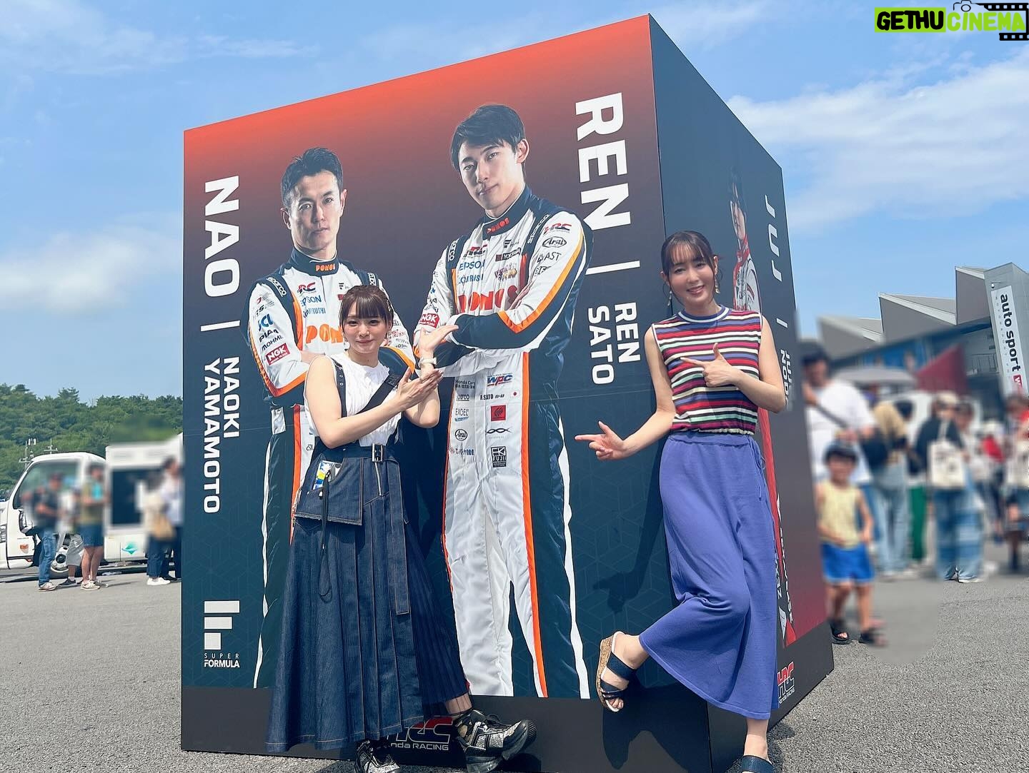 Yoko Hikasa - 7.6K Likes - 🏎️
富士スピードウェイ!
スーパーフォーミュラ!!
行ってまいりました〜!
私としーたむは実況解説ゲストにもお邪魔しました✨
私はKYOJOCUP担当でしたが、
初めてのレース!初めての映像!
初めてだらけで、うわ〜しか言ってなかったらしい笑
ハイスピレーシングの清水さん前田さんも
精一杯の走りを見せてくださり、
応援にも熱がこもりました〜!!!
さらにフォーミュラでは
無限さんのピットで観戦させていただき、
間近でスタートを見たり、タイヤ交換を見ました。
もうね、すごすぎて、うわ〜ですよ。
語彙力を失うほどの空気感と感動にただ圧倒。
鳥肌が立つほどのプロの仕事。
レースは1人の力ではなく、
チーム全員の力と戦略あってこその
勝利とドラマが生まれるのだそう。
斎藤選手、坪井選手おめでとうございます!
(2人はご夫婦だそうですよ!!❤️)
そしてさとれん選手も怒涛の追い上げ!
ラジオなどでお世話になってるから
ついつい応援にも力が入ってしまいます☺️
アフターパーティではこの熱い感想を
ぶつけまくってしまいました!
応援の旗(うちわ)私にもいつも届いてるよ!
ありがとう✨
暑い熱い夏をありがとうございました!!!
これからもモーターレースと
ハイスピをよろしくです✨
#ハイスピ
#スーパーフォーミュラ
#kyojocup
#和泉風花
#井澤詩織 @shiori_izawa0201
#ハイスピレーシング
#チルアウト
#佐藤蓮 選手