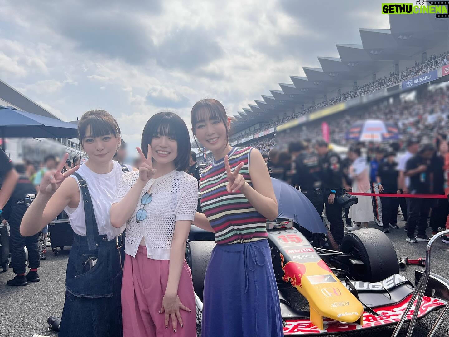 Yoko Hikasa - 7.6K Likes - 🏎️
富士スピードウェイ!
スーパーフォーミュラ!!
行ってまいりました〜!
私としーたむは実況解説ゲストにもお邪魔しました✨
私はKYOJOCUP担当でしたが、
初めてのレース!初めての映像!
初めてだらけで、うわ〜しか言ってなかったらしい笑
ハイスピレーシングの清水さん前田さんも
精一杯の走りを見せてくださり、
応援にも熱がこもりました〜!!!
さらにフォーミュラでは
無限さんのピットで観戦させていただき、
間近でスタートを見たり、タイヤ交換を見ました。
もうね、すごすぎて、うわ〜ですよ。
語彙力を失うほどの空気感と感動にただ圧倒。
鳥肌が立つほどのプロの仕事。
レースは1人の力ではなく、
チーム全員の力と戦略あってこその
勝利とドラマが生まれるのだそう。
斎藤選手、坪井選手おめでとうございます!
(2人はご夫婦だそうですよ!!❤️)
そしてさとれん選手も怒涛の追い上げ!
ラジオなどでお世話になってるから
ついつい応援にも力が入ってしまいます☺️
アフターパーティではこの熱い感想を
ぶつけまくってしまいました!
応援の旗(うちわ)私にもいつも届いてるよ!
ありがとう✨
暑い熱い夏をありがとうございました!!!
これからもモーターレースと
ハイスピをよろしくです✨
#ハイスピ
#スーパーフォーミュラ
#kyojocup
#和泉風花
#井澤詩織 @shiori_izawa0201
#ハイスピレーシング
#チルアウト
#佐藤蓮 選手