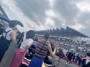 Yoko Hikasa Instagram - 🏎️

富士スピードウェイ！
スーパーフォーミュラ！！
行ってまいりました〜！

私としーたむは実況解説ゲストにもお邪魔しました✨
私はKYOJOCUP担当でしたが、
初めてのレース！初めての映像！
初めてだらけで、うわ〜しか言ってなかったらしい笑
ハイスピレーシングの清水さん前田さんも
精一杯の走りを見せてくださり、
応援にも熱がこもりました〜！！！

さらにフォーミュラでは
無限さんのピットで観戦させていただき、
間近でスタートを見たり、タイヤ交換を見ました。
もうね、すごすぎて、うわ〜ですよ。
語彙力を失うほどの空気感と感動にただ圧倒。
鳥肌が立つほどのプロの仕事。
レースは1人の力ではなく、
チーム全員の力と戦略あってこその
勝利とドラマが生まれるのだそう。
斎藤選手、坪井選手おめでとうございます！
（2人はご夫婦だそうですよ！！❤️）
そしてさとれん選手も怒涛の追い上げ！
ラジオなどでお世話になってるから
ついつい応援にも力が入ってしまいます☺️

アフターパーティではこの熱い感想を
ぶつけまくってしまいました！
応援の旗（うちわ）私にもいつも届いてるよ！
ありがとう✨

暑い熱い夏をありがとうございました！！！
これからもモーターレースと
ハイスピをよろしくです✨

#ハイスピ 
#スーパーフォーミュラ 
#kyojocup 
#和泉風花 
#井澤詩織  @shiori_izawa0201 
#ハイスピレーシング
#チルアウト 
#佐藤蓮 選手