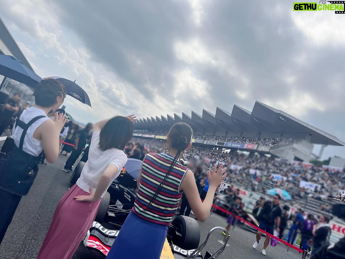 Yoko Hikasa - 7.6K Likes - 🏎️
富士スピードウェイ!
スーパーフォーミュラ!!
行ってまいりました〜!
私としーたむは実況解説ゲストにもお邪魔しました✨
私はKYOJOCUP担当でしたが、
初めてのレース!初めての映像!
初めてだらけで、うわ〜しか言ってなかったらしい笑
ハイスピレーシングの清水さん前田さんも
精一杯の走りを見せてくださり、
応援にも熱がこもりました〜!!!
さらにフォーミュラでは
無限さんのピットで観戦させていただき、
間近でスタートを見たり、タイヤ交換を見ました。
もうね、すごすぎて、うわ〜ですよ。
語彙力を失うほどの空気感と感動にただ圧倒。
鳥肌が立つほどのプロの仕事。
レースは1人の力ではなく、
チーム全員の力と戦略あってこその
勝利とドラマが生まれるのだそう。
斎藤選手、坪井選手おめでとうございます!
(2人はご夫婦だそうですよ!!❤️)
そしてさとれん選手も怒涛の追い上げ!
ラジオなどでお世話になってるから
ついつい応援にも力が入ってしまいます☺️
アフターパーティではこの熱い感想を
ぶつけまくってしまいました!
応援の旗(うちわ)私にもいつも届いてるよ!
ありがとう✨
暑い熱い夏をありがとうございました!!!
これからもモーターレースと
ハイスピをよろしくです✨
#ハイスピ
#スーパーフォーミュラ
#kyojocup
#和泉風花
#井澤詩織 @shiori_izawa0201
#ハイスピレーシング
#チルアウト
#佐藤蓮 選手