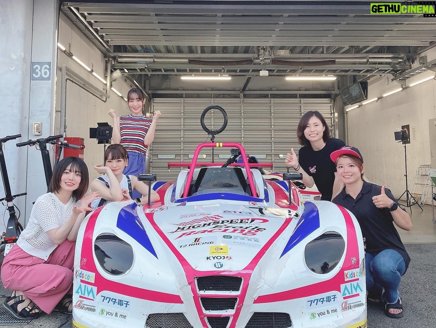Yoko Hikasa - 7.6K Likes - 🏎️
富士スピードウェイ!
スーパーフォーミュラ!!
行ってまいりました〜!
私としーたむは実況解説ゲストにもお邪魔しました✨
私はKYOJOCUP担当でしたが、
初めてのレース!初めての映像!
初めてだらけで、うわ〜しか言ってなかったらしい笑
ハイスピレーシングの清水さん前田さんも
精一杯の走りを見せてくださり、
応援にも熱がこもりました〜!!!
さらにフォーミュラでは
無限さんのピットで観戦させていただき、
間近でスタートを見たり、タイヤ交換を見ました。
もうね、すごすぎて、うわ〜ですよ。
語彙力を失うほどの空気感と感動にただ圧倒。
鳥肌が立つほどのプロの仕事。
レースは1人の力ではなく、
チーム全員の力と戦略あってこその
勝利とドラマが生まれるのだそう。
斎藤選手、坪井選手おめでとうございます!
(2人はご夫婦だそうですよ!!❤️)
そしてさとれん選手も怒涛の追い上げ!
ラジオなどでお世話になってるから
ついつい応援にも力が入ってしまいます☺️
アフターパーティではこの熱い感想を
ぶつけまくってしまいました!
応援の旗(うちわ)私にもいつも届いてるよ!
ありがとう✨
暑い熱い夏をありがとうございました!!!
これからもモーターレースと
ハイスピをよろしくです✨
#ハイスピ
#スーパーフォーミュラ
#kyojocup
#和泉風花
#井澤詩織 @shiori_izawa0201
#ハイスピレーシング
#チルアウト
#佐藤蓮 選手
