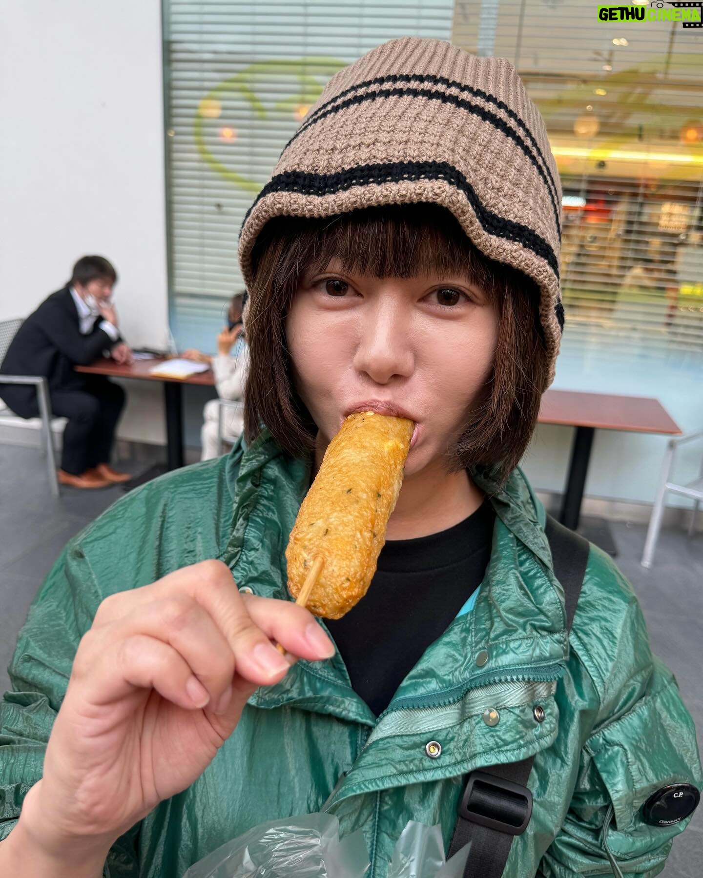 Yoko Maki - 20.8K Likes - 海老名のサービスエリアにて、
私は何を食べているのでしょうか?☺️
#海老名
#サービスエリア
#正解者には
#抽選で
#飼ってる犬の毛
#2本
#送りつけます♡