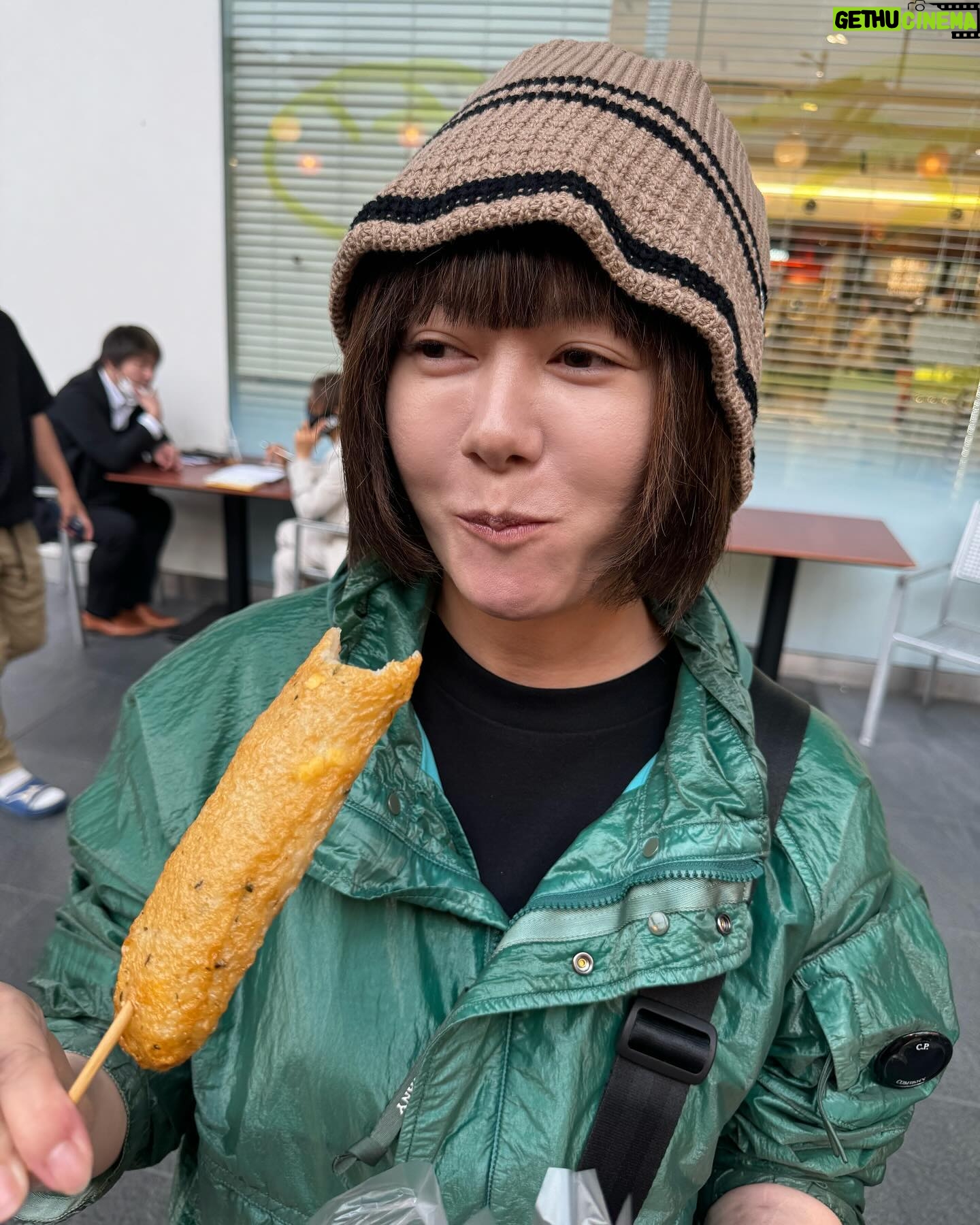Yoko Maki - 20.8K Likes - 海老名のサービスエリアにて、
私は何を食べているのでしょうか?☺️
#海老名
#サービスエリア
#正解者には
#抽選で
#飼ってる犬の毛
#2本
#送りつけます♡