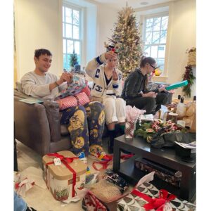 Yolanda Hadid Instagram - ❤️ One day, we will look back on this time and talk about what we learned, how we grew and how grateful we were to have each other...... #Christmas2020 #Family