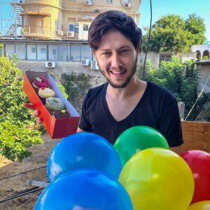 Yon Tumarkin Instagram - תודה לכולם על קורונולדת מהאגדות! על הברכות והאיחולים, החברים המדהימים והמשפחה שלי, שפשוט אין עליה בכל העולם. קלישאה? פרופורציות. כמה שהתקופה הזאת מלמדת. 😘