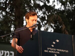 Yon Tumarkin Instagram - היה לי אתמול את הכבוד הגדול להנחות בפעם השנייה את ערב ההוקרה למשרתי מערך המילואים, הקבע וכוחות הביטחון של המרכז הבינתחומי הרצליה. תודה למרכז הבינתחומי ותודה למשרתי ומשרתות המילואים.