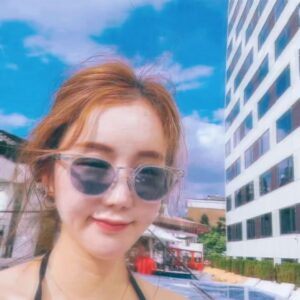 Yoo Ah-jin Instagram - .
.
.
첫 작년 올해 첫수영복사진 업로드해보네요😶‍🌫️👀
부끄럽지만😉40.50 살에도 찍어봐야지
백만년만수영장 😝날넘 좋구.  커플들 바글바글!
조심스레 직원분에게 다리길게 나오게찍어달라 요청!
친절한 직원분 감사합니다..😎🙏🏻👀
물맛만 슬쩍남기구 인증샷좀 남겼어요!  여름휴가 다들 몸조심히보내세요 ✨👀🙏🏻🙏🏻 주인장 조심스레올림😉 #여자비키니 
앗! 배좀더집어넣을껄🥵🥵