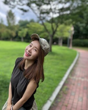 Yoo Ah-jin Instagram - .
.
.
설이공주님과..👀🌈🌈