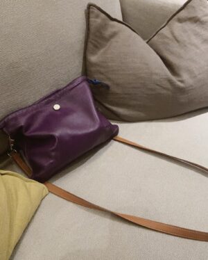 Yoo Ah-jin Instagram - .
.

요즘은

이 푸치 품절된 요요요~~ 
Lambskin Swift Pilo Pouch 
최상의퀄리티~~☺️
~ 한달이상 실사용후 .. 결심🙏🏻. 가죽퀄리티는 말해뭐해
Swift 가죽으로 ,러닝스티치💕👀메고다닐수록 눈길☺️