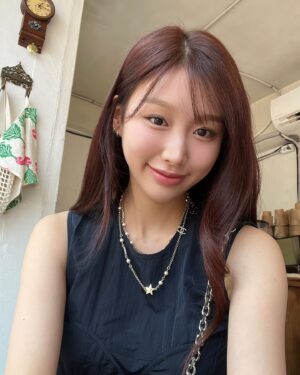 Yoo Yi-su Instagram - 머리 레드와인으로 염색하구! 이사 온 집에서 드디어 요리도 차근차근 시작해보구! 동생이랑 서울투어 시켜줄겸 여기저기도 다녀보구! 후신오빠 전시두 가구 가구도 보러다니구! 알찬 요즘입니다아 🎀❣️🌹
