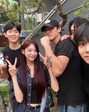 Yoo Yi-su Instagram - 머리 레드와인으로 염색하구! 이사 온 집에서 드디어 요리도 차근차근 시작해보구! 동생이랑 서울투어 시켜줄겸 여기저기도 다녀보구! 후신오빠 전시두 가구 가구도 보러다니구! 알찬 요즘입니다아 🎀❣️🌹