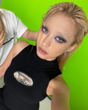 Yoon Bo-ra Instagram - ✨🖤💜🖤✨