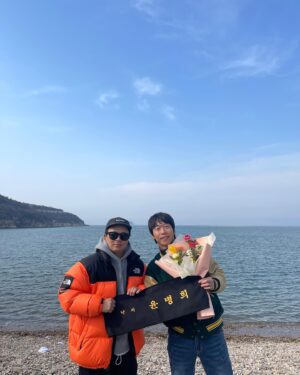 Yoon Byung-hee Instagram - 2008년 나의 첫 영화에 만난 첫 사회 친구 @kim.gamdok !
시간이 흘러 그의 첫 입봉작과 차기작을 감독과 배우로 함께 시간을 보내 정말 감동적이고 감사하고 값진시간...
앞으로도 응원합니다 김감독님👍🏻🤙🏻🔥