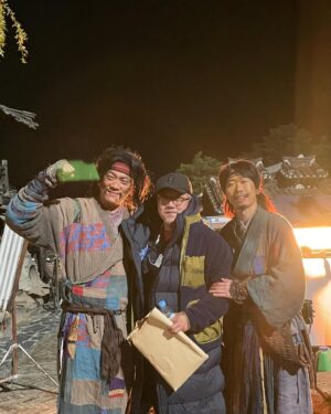 Yoon Byung-hee Instagram - 1부에서 멀리 날아갔지만...☄️
착지가 나쁘지 않았습니다
그래서 2부에도 등장합니다💥 
#외계인2부 
#외계인_2부 
#영화추천 
#🎬 
1월10일대개봉🎊 무당도사🫶🏻