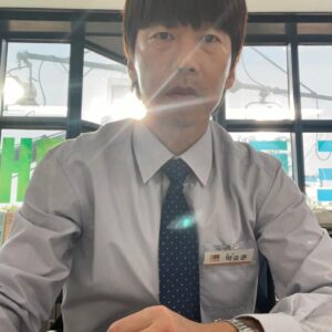Yoon Byung-hee Instagram - 영화🎬
#달짝지근해7510 
#달짝지근해
#금융상담 
8.15 대개봉🎊
시원한 극장에서 함께하시죠💛