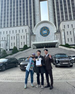 Yoon Byung-hee Instagram - 오래...자주...보고싶었던 사람들과 함께한 작업이었습니다
그리고 지금도 탐사보도지 빅뉴스를 기획하고있을 우영기 기자의 행복한 앞 날을 그려봅니다
감사했습니다 #이로운사기