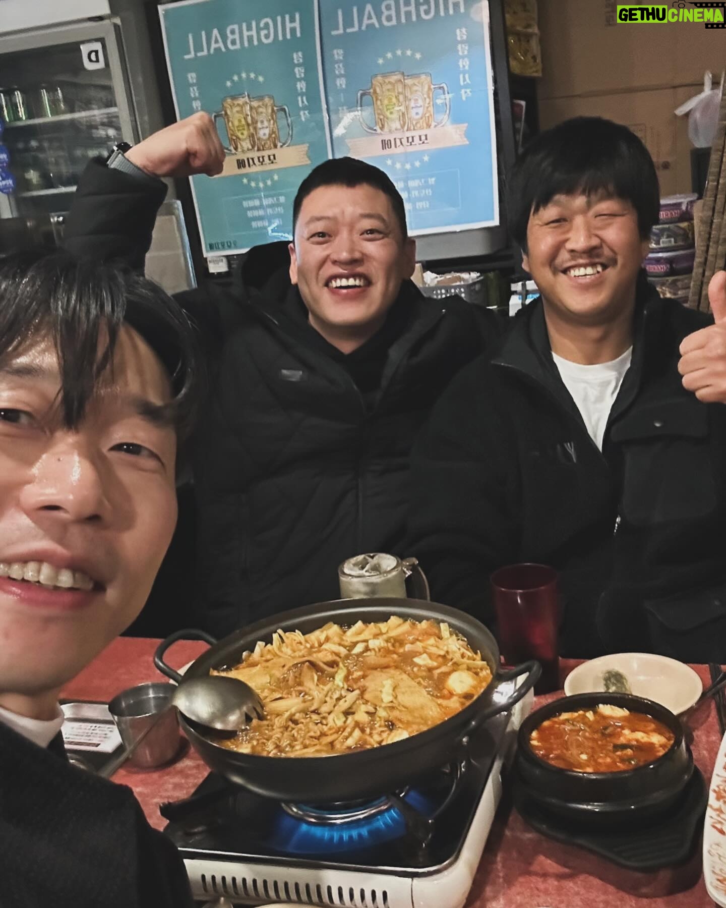 Yoon Byung-hee - 4.2K Likes - 최애 동료들 최애 음식과 함께한
#배우반상회 🎬