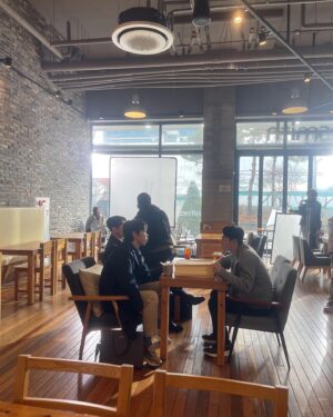 Yoon Byung-hee Instagram - 오래...자주...보고싶었던 사람들과 함께한 작업이었습니다
그리고 지금도 탐사보도지 빅뉴스를 기획하고있을 우영기 기자의 행복한 앞 날을 그려봅니다
감사했습니다 #이로운사기