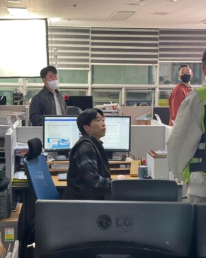 Yoon Byung-hee Instagram - 오래...자주...보고싶었던 사람들과 함께한 작업이었습니다
그리고 지금도 탐사보도지 빅뉴스를 기획하고있을 우영기 기자의 행복한 앞 날을 그려봅니다
감사했습니다 #이로운사기