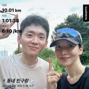 Yoon Se-a Instagram - 동네 친구랑..!!🤗
유현이랑 10km 편안하게 running💨
황토 밟으며 cool-down🐾
러닝 좋아하는 동네친구 참 귀하다.
다음주말 장거리 약속~!! #🤙
달리기 딱 좋은 날이 오고 있어.
신나지….!!! #행복하세아🍀 
나의 러닝 메이트 @yh_show