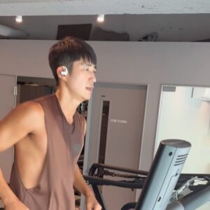 Yoon Se-a Instagram - @minq_park 
오늘도 20km 내달리는💨
불러도 대답없는 초집중 러너 민규님!👍
함께 달리니까 발걸음이 한결 가벼워요.
고맙다. 민규!
이제 얼마 남지 않은 8.15훈련!
300x100x15 인터벌 6km/ 근력 한시간
내일은 7분 페이스로 가볍게 4km 
행복한 숙제!
오늘은 이렇게 마무리…🤗
#815런 #훈련
#행복하세아🍀